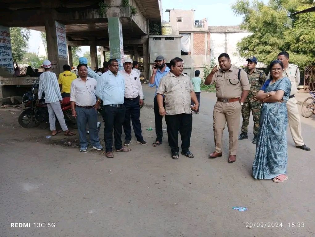 Narmadapuram : बंगाली कॉलोनी ओवर ब्रिज के नीचे मछली मार्केट और अस्थाई दुकानों का अवैध अतिक्रमण हटाया गया