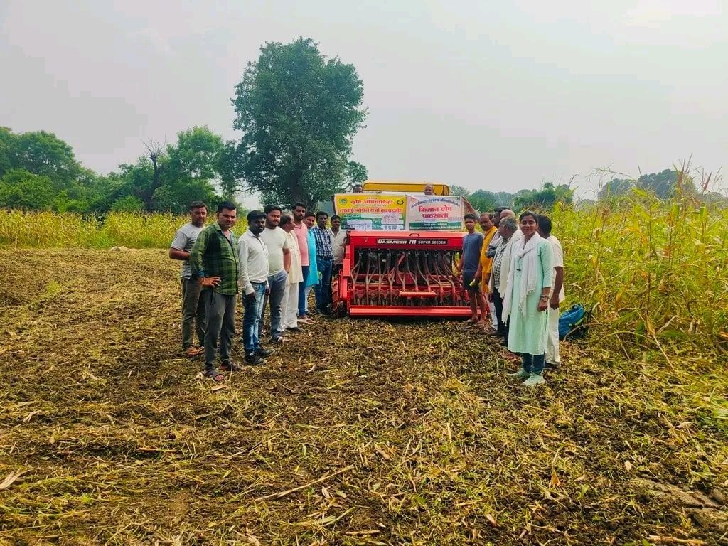 Pawarkheda : किसानों को नरवाई प्रबंधन के लिए सुपर सीडर मशीन का प्रदर्शन