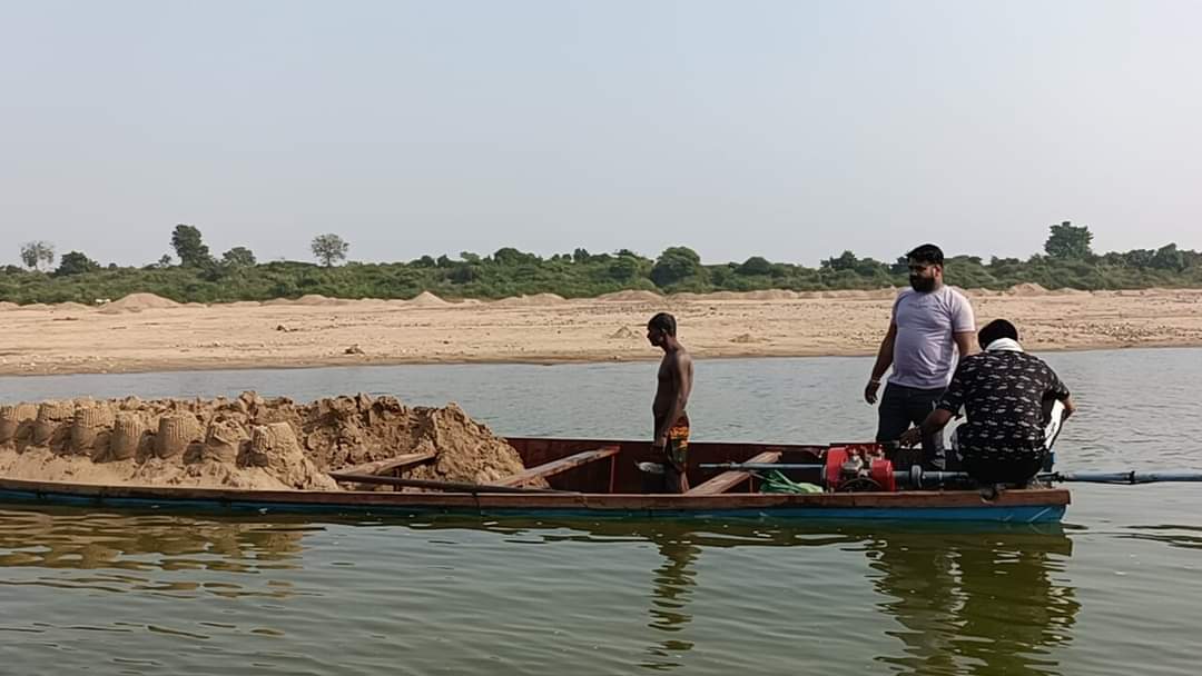 Narmadapuram :अवैध रेत खनन पर प्रशासन की सख्ती: कई वाहन जप्त